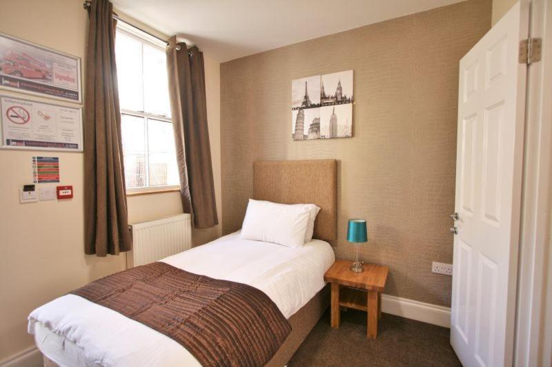 צ'לטנהם Central Studios Gloucester Place By Roomsbooked מראה חיצוני תמונה